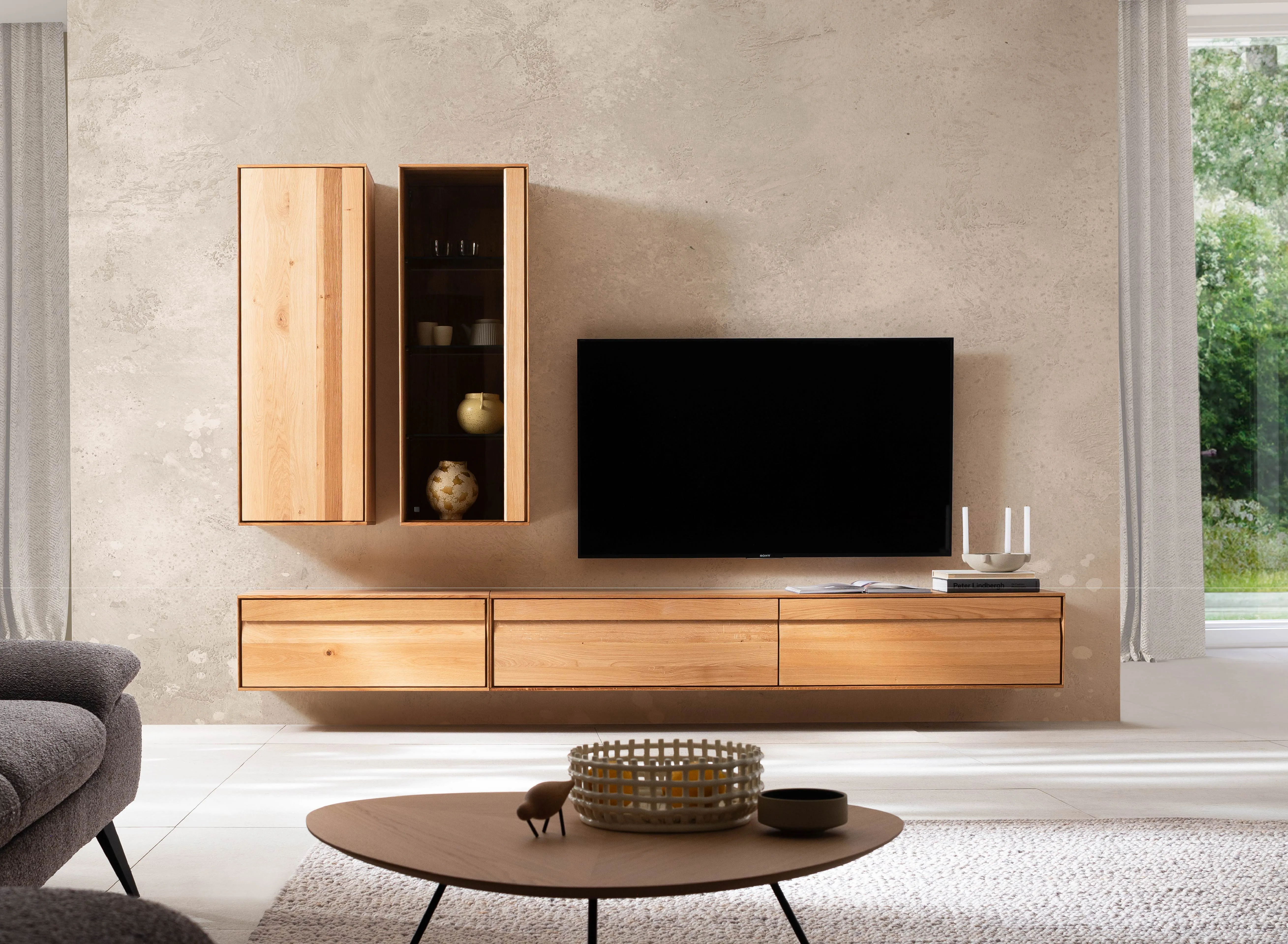 Stylische Holz-Wohnwand in Wohnzimmer